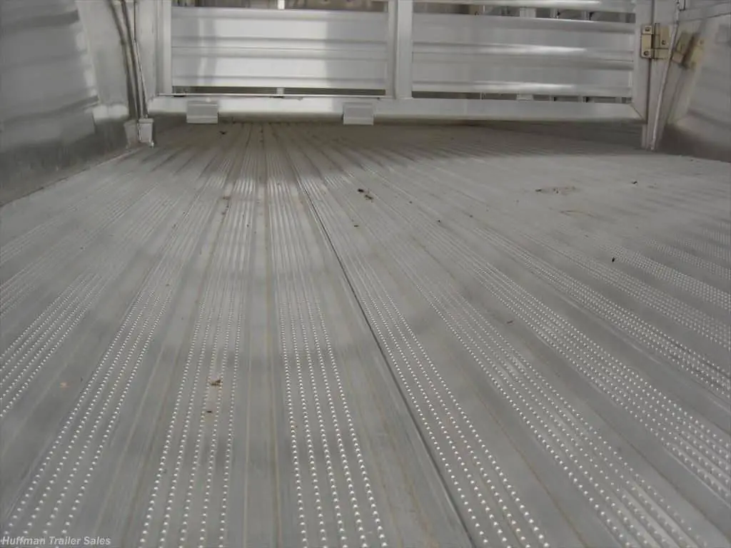 5 Horse Trailer Flooring Options - Pros And Cons | Horse Soup