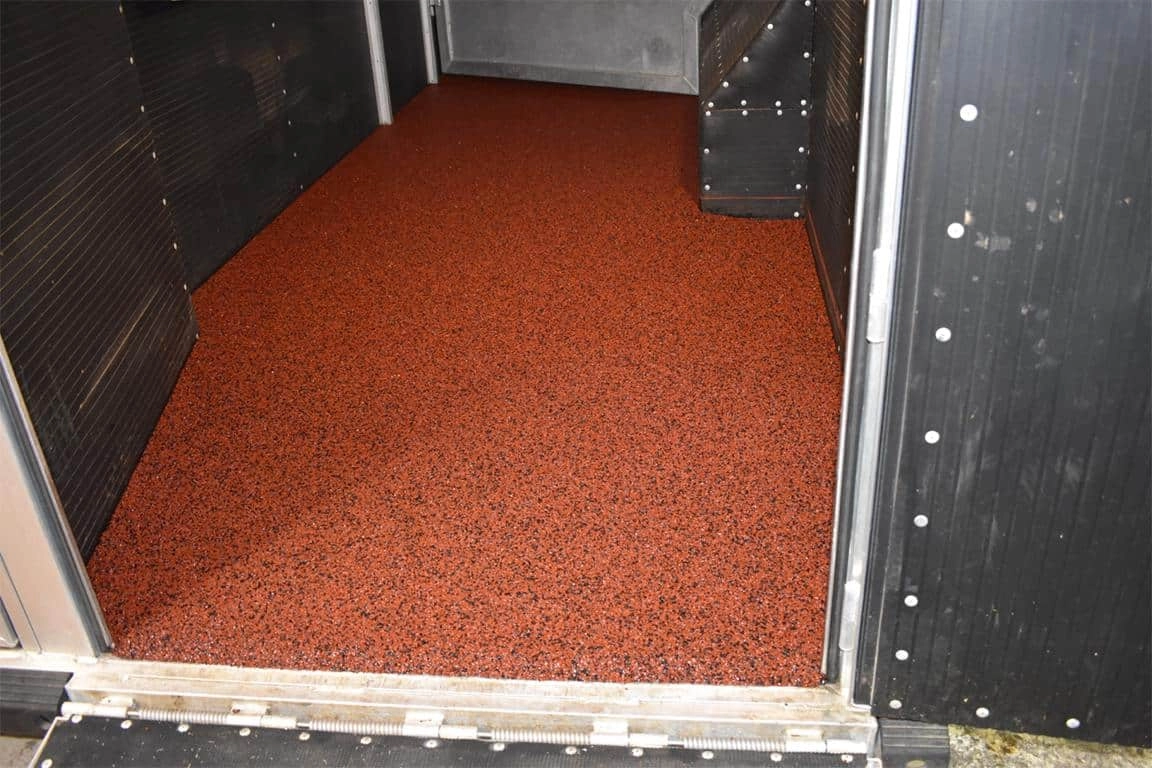 5 Horse Trailer Flooring Options - Pros And Cons | Horse Soup