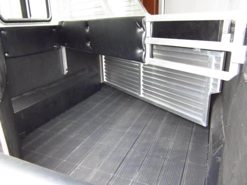 5 Horse Trailer Flooring Options - Pros And Cons | Horse Soup